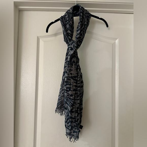 🍷Banana Republic navy and grey abstract print scarf - Picture 4 of 5